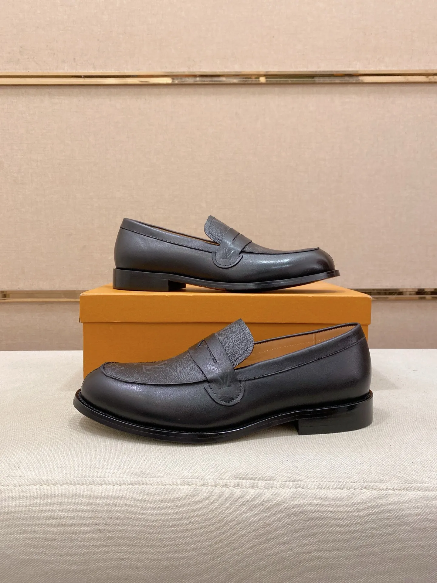 Men's Men's Shoes 500💰⚡️New models on the market⚡️Louis Vuitton (Louis Vuitton/LV) casual, business formal wear! Made with pure Italian craftsmanship, the upper is made of first-layer cowhide, which is full of texture! The lining is cowhide and the original rubber leather shoe outsole. The style is atmospheric and comfortable! Positive code 38-44